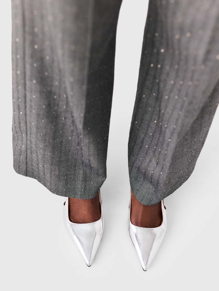 Tacones con tiras de piel plateada